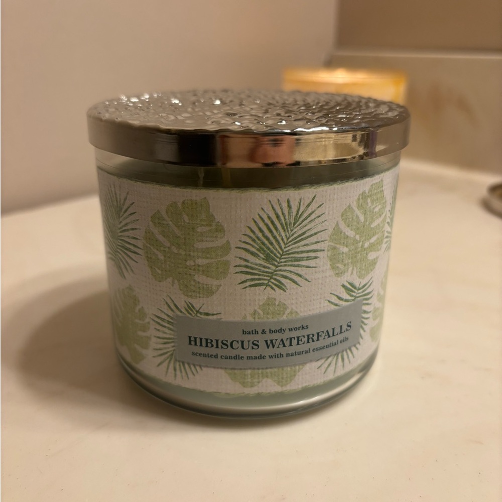 Bath & Body Works Hibiscus Waterfalls Candle - Green